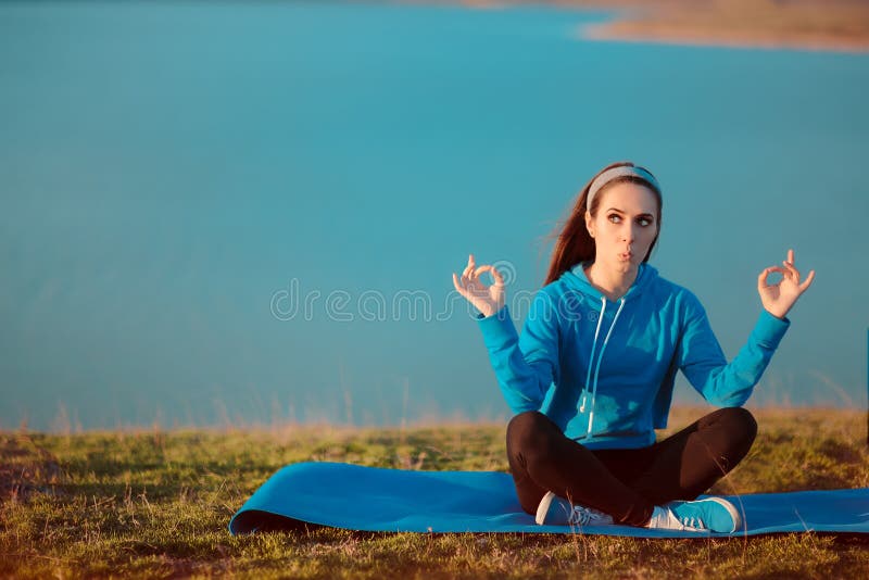 Αστείο κορίτσι Meditating στο χαλί γιόγκας στη φύση στοκ φωτογραφίες Αστείο κορίτσι Meditating στο χαλί γιόγκας στη φύση στοκ φωτογραφίες