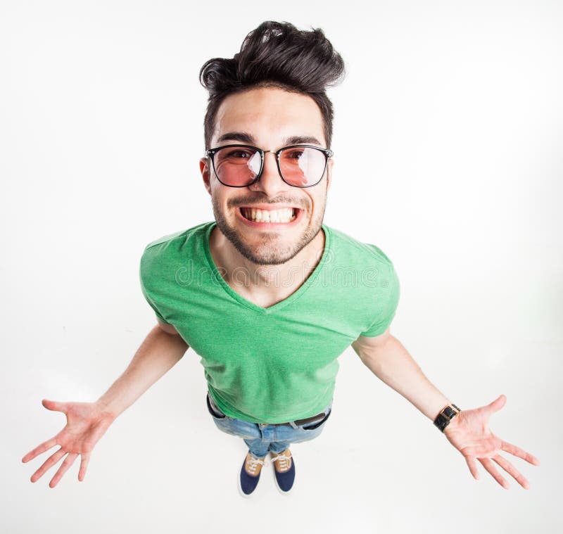 Αστείο όμορφο άτομο με τα γυαλιά hipster που παρουσιάζουν τους φοίνικες και χαμόγελό του μεγάλους - ευρύς πυροβολισμός γωνίας στοκ φωτογραφία με δικαίωμα ελεύθερης χρήσης