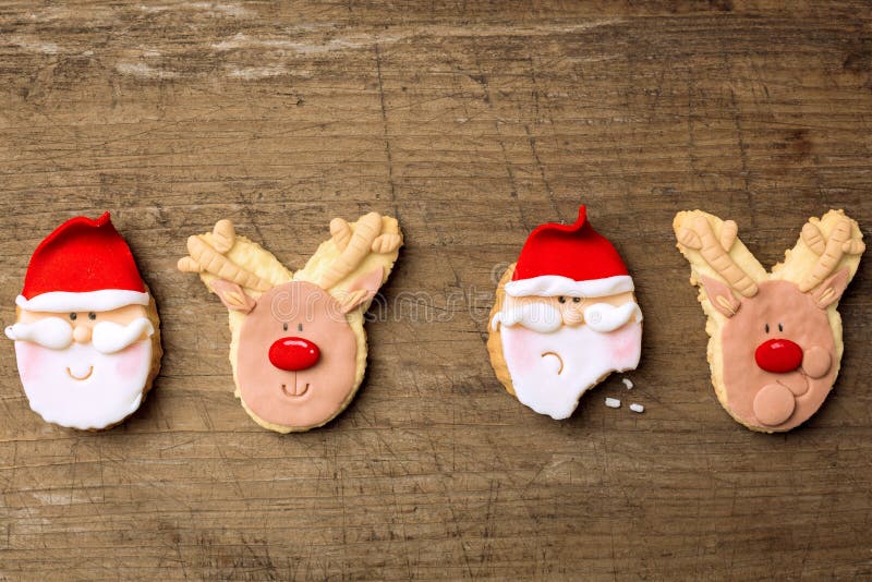 Αστείοι santa και τάρανδος μπισκότων Χριστουγέννων στο ξύλινο υπόβαθρο στοκ φωτογραφία με δικαίωμα ελεύθερης χρήσης Αστείοι santa και τάρανδος μπισκότων Χριστουγέννων στο ξύλινο υπόβαθρο στοκ φωτογραφία με δικαίωμα ελεύθερης χρήσης