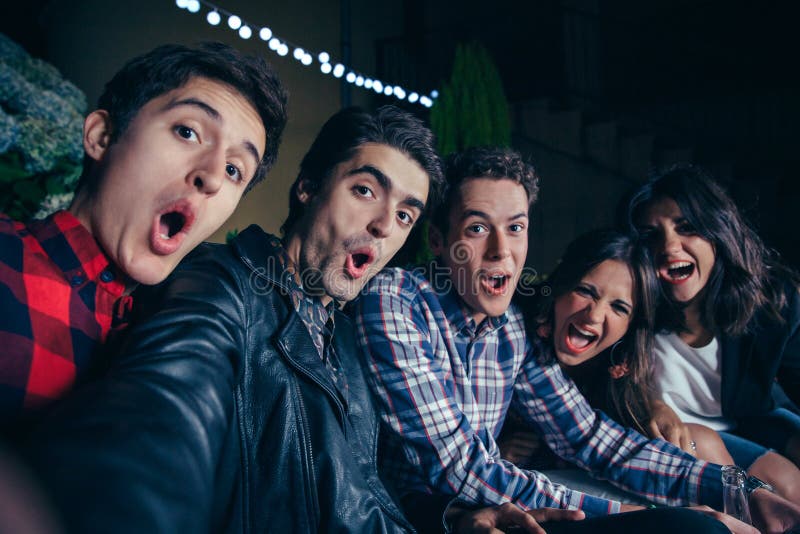 Αστείοι φίλοι που φωνάζουν και που παίρνουν selfie στο κόμμα στοκ εικόνα με δικαίωμα ελεύθερης χρήσης Αστείοι φίλοι που φωνάζουν και που παίρνουν selfie στο κόμμα στοκ εικόνα με δικαίωμα ελεύθερης χρήσης