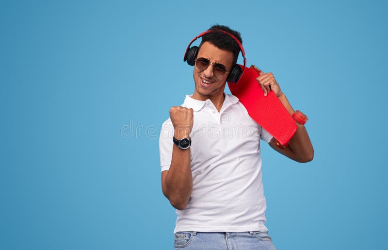 Αστείος μαύρος τύπος με skateboard που κάνει ναι τη χειρονομία στοκ φωτογραφία με δικαίωμα ελεύθερης χρήσης Αστείος μαύρος τύπος με skateboard που κάνει ναι τη χειρονομία στοκ φωτογραφία με δικαίωμα ελεύθερης χρήσης