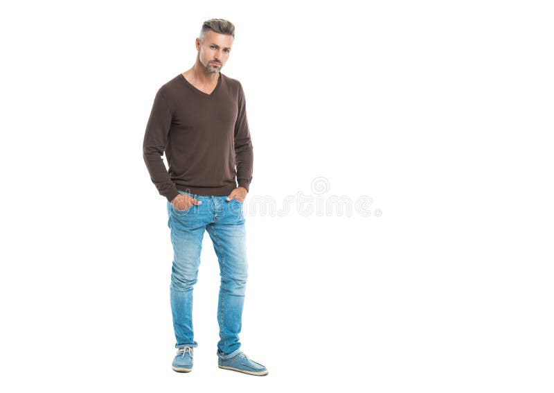 αστικός άνδρας με μοντέρνα σχεδίαση για την καθημερινή ζωή. όμορφος άντρας με περιστασιακή στολή στο στούντιο. καλά στοκ εικόνα