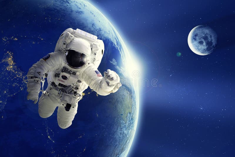 Αστροναύτης ή Spaceman που επιπλέει στο διάστημα με το γήινο πλανήτη και το υπόβαθρο φεγγαριών στοκ φωτογραφία με δικαίωμα ελεύθερης χρήσης