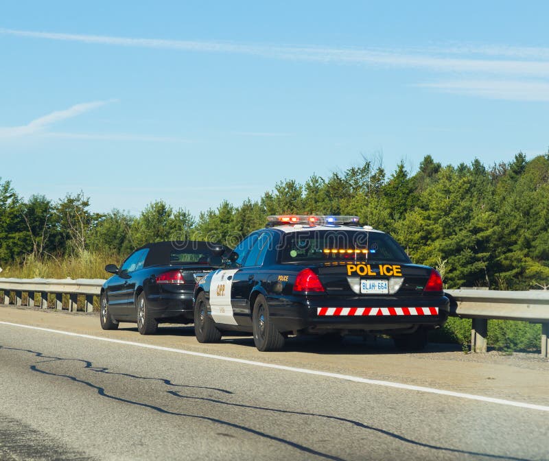 Αστυνομία που τραβά πέρα από τα αυτοκίνητα στον Καναδά