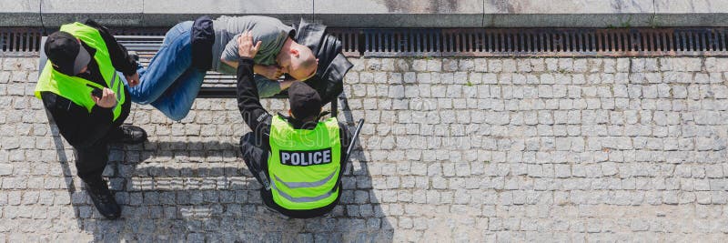 αστυνομικοί κατά τη διάρκεια περιπολίας στοκ εικόνες