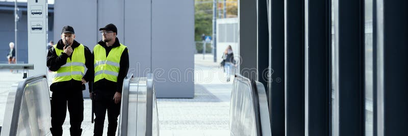 αστυνομικοί κατά τη διάρκεια της εργασίας στοκ φωτογραφίες