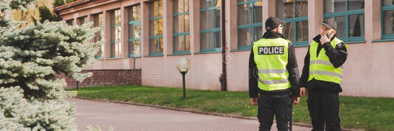 αστυνομικοί κατά τη διάρκεια της εργασίας στοκ φωτογραφία με δικαίωμα ελεύθερης χρήσης