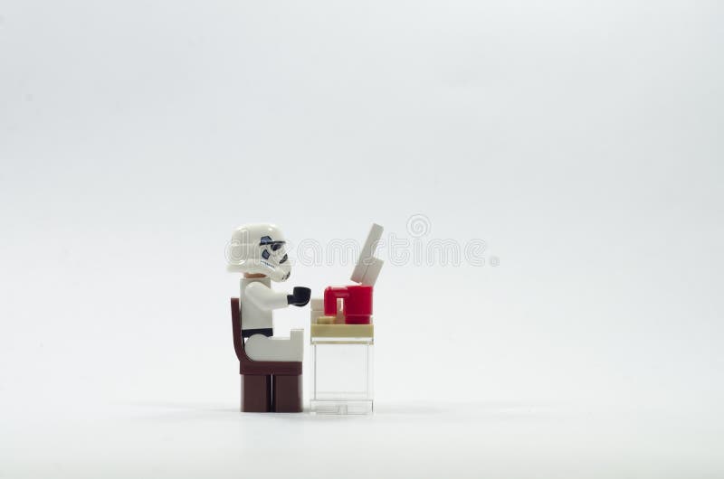 αστυνόμος lego storm κάθεται μπροστά στον υπολογιστή. στοκ φωτογραφία με δικαίωμα ελεύθερης χρήσης