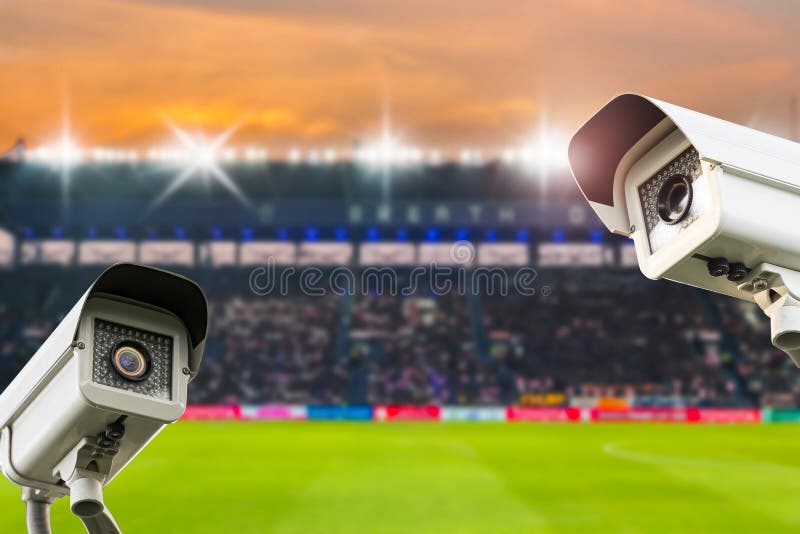 Ασφάλεια CCTV στο ποδόσφαιρο σταδίων στο υπόβαθρο λυκόφατος στοκ εικόνες Ασφάλεια CCTV στο ποδόσφαιρο σταδίων στο υπόβαθρο λυκόφατος στοκ εικόνες