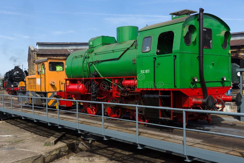 Ατμομηχανή flc-077 ατμού (Meiningen) και diesel κινητήριο BEWAG DL2 (τύπος Jung RK 15 Β) στοκ φωτογραφία με δικαίωμα ελεύθερης χρήσης