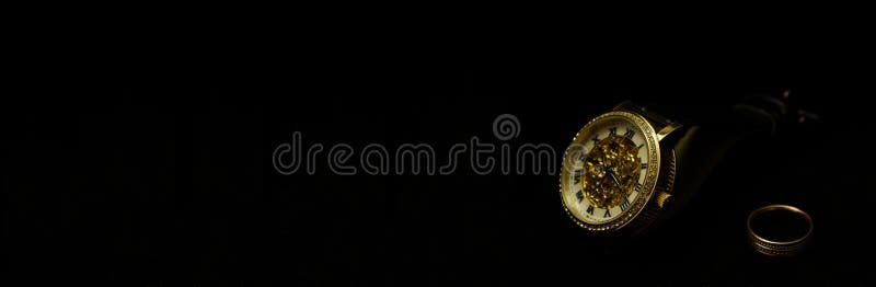Ατόμων wristwatches και ένα δαχτυλίδι σε ένα μαύρο βελούδο στοκ εικόνα Ατόμων wristwatches και ένα δαχτυλίδι σε ένα μαύρο βελούδο στοκ εικόνα