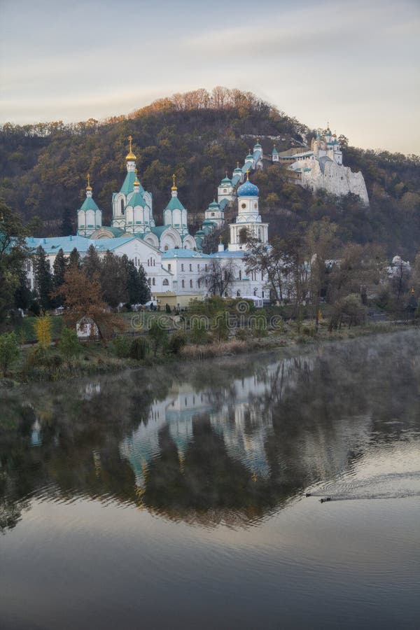 Αυγή στον ποταμό Seversky Donets με θέα το Svyatogorsk Lavra στοκ εικόνα Αυγή στον ποταμό Seversky Donets με θέα το Svyatogorsk Lavra στοκ εικόνα