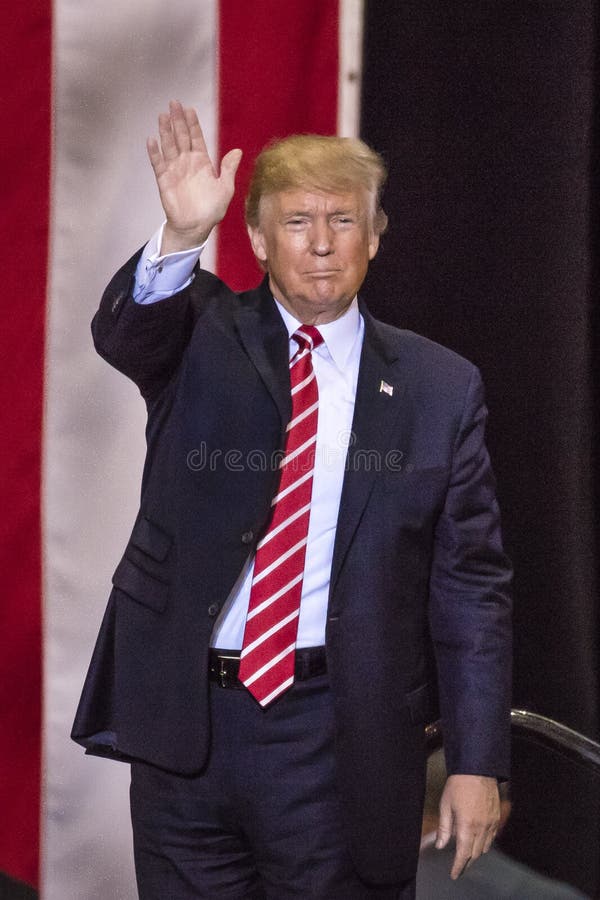 22 ΑΥΓΟΎΣΤΟΥ 2017, PHOENIX, U AZ S Πρόεδρος Donald J Χειρονομίες ατού στο πλήθος των υποστηρικτών Αμερικανική σημαία, κέντρο Συνθ στοκ φωτογραφίες με δικαίωμα ελεύθερης χρήσης 22 ΑΥΓΟΎΣΤΟΥ 2017, PHOENIX, U AZ S Πρόεδρος Donald J Χειρονομίες ατού στο πλήθος των υποστηρικτών Αμερικανική σημαία, κέντρο Συνθ στοκ φωτογραφίες με δικαίωμα ελεύθερης χρήσης