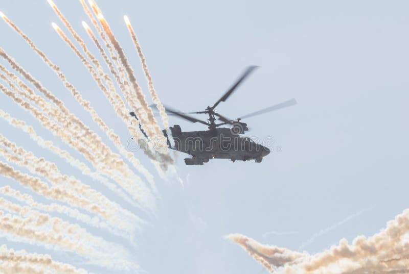 29 ΑΥΓΟΎΣΤΟΥ 2019 ΜΌΣΧΑ, ΡΩΣΊΑ: Ένα στρατιωτικό ελικόπτερο μάχης με δύο λεπίδες απλώνει καπνοδόχο χρησιμοποιώντας καπνό στοκ εικόνες με δικαίωμα ελεύθερης χρήσης 29 ΑΥΓΟΎΣΤΟΥ 2019 ΜΌΣΧΑ, ΡΩΣΊΑ: Ένα στρατιωτικό ελικόπτερο μάχης με δύο λεπίδες απλώνει καπνοδόχο χρησιμοποιώντας καπνό στοκ εικόνες με δικαίωμα ελεύθερης χρήσης