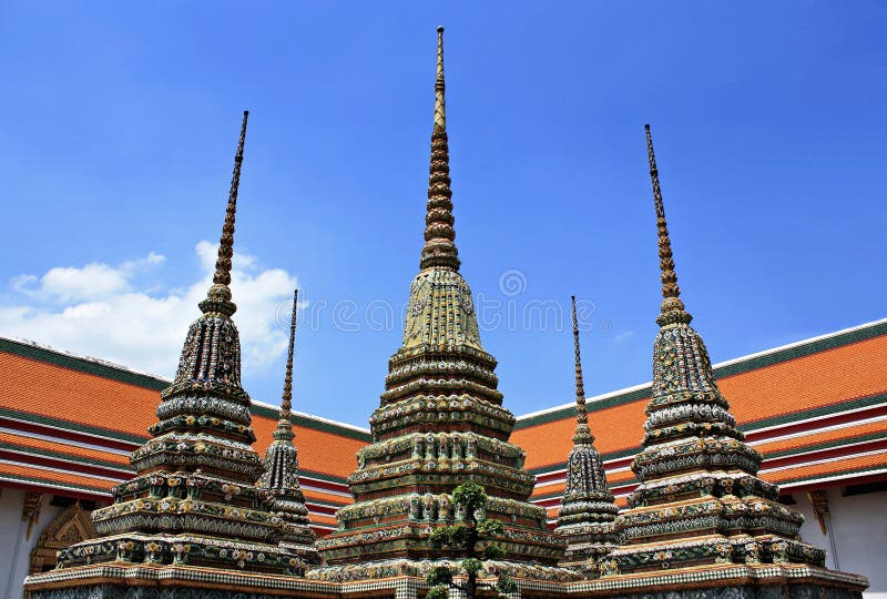 Αυθεντική ταϊλανδική αρχιτεκτονική σε Wat Pho στη Μπανγκόκ της Ταϊλάνδης στοκ φωτογραφία Αυθεντική ταϊλανδική αρχιτεκτονική σε Wat Pho στη Μπανγκόκ της Ταϊλάνδης στοκ φωτογραφία