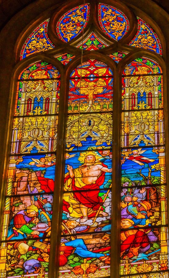 Αυξημένο γυαλί του Ιησού Stained όλη η εκκλησία Schlosskirche Witten Αγίων στοκ εικόνα με δικαίωμα ελεύθερης χρήσης Αυξημένο γυαλί του Ιησού Stained όλη η εκκλησία Schlosskirche Witten Αγίων στοκ εικόνα με δικαίωμα ελεύθερης χρήσης