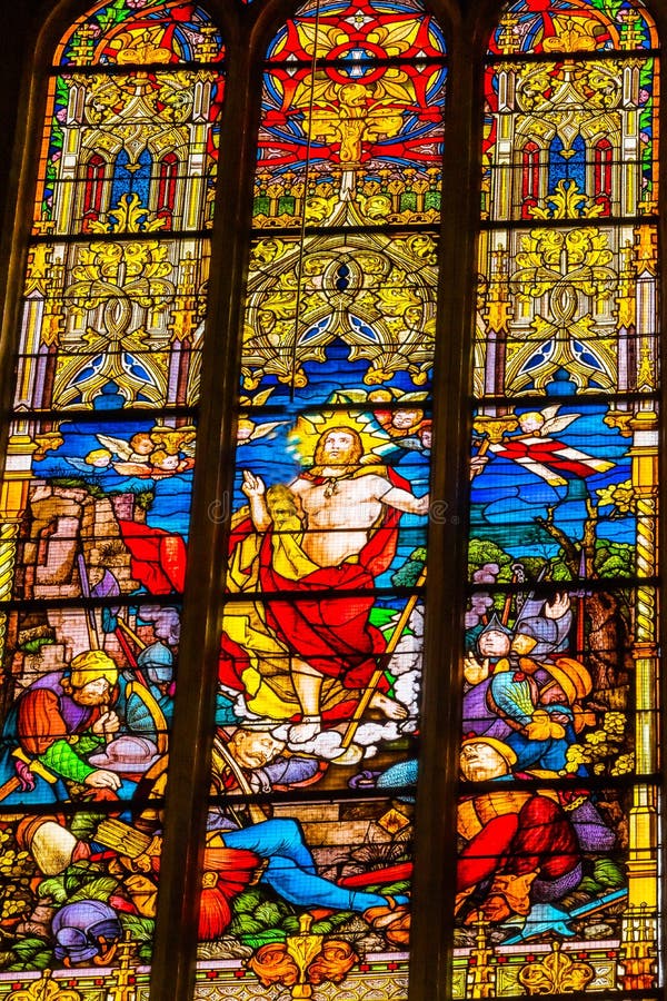 Αυξημένο γυαλί του Ιησού Stained όλη η εκκλησία Schlosskirche Witten Αγίων στοκ εικόνα με δικαίωμα ελεύθερης χρήσης Αυξημένο γυαλί του Ιησού Stained όλη η εκκλησία Schlosskirche Witten Αγίων στοκ εικόνα με δικαίωμα ελεύθερης χρήσης