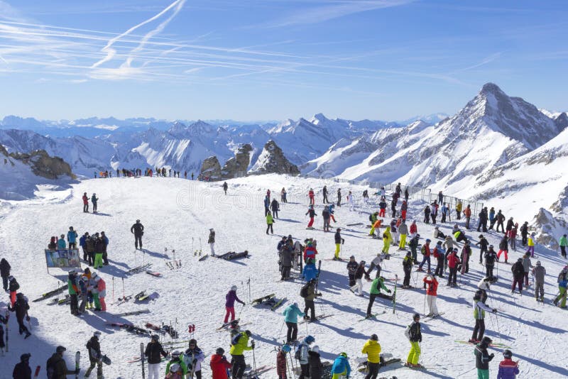 Αυστρία Hintertux - 4 Φεβρουαρίου 2019: Πολλοί σκιέρ και snowboarders στέκονται στην κλίση πριν από να πάνε κάτω στον Αυστριακό στοκ εικόνα με δικαίωμα ελεύθερης χρήσης Αυστρία Hintertux - 4 Φεβρουαρίου 2019: Πολλοί σκιέρ και snowboarders στέκονται στην κλίση πριν από να πάνε κάτω στον Αυστριακό στοκ εικόνα με δικαίωμα ελεύθερης χρήσης