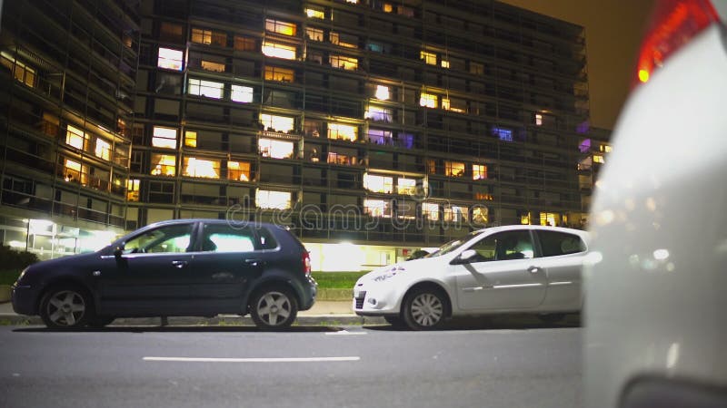 Αυτοκίνητα που σταθμεύουν μπροστά από τη σύγχρονη κατοικημένη επιχείρηση σύνθετων, ακίνητων περιουσιών