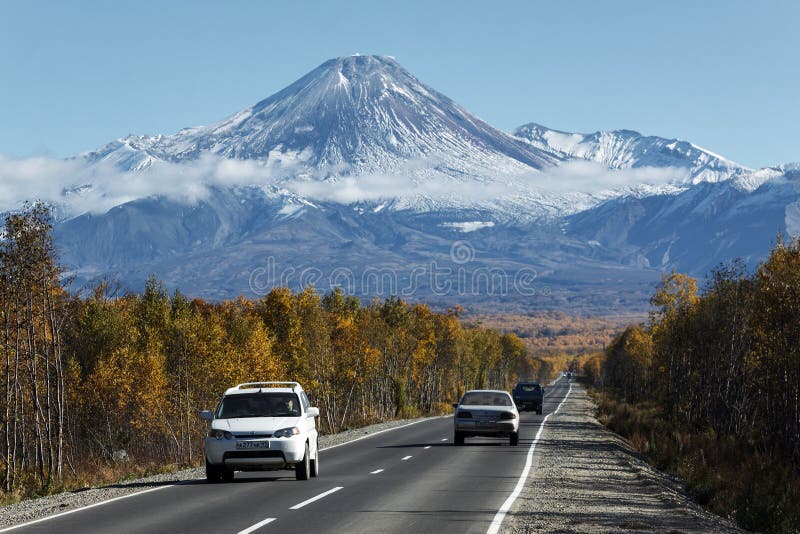 Αυτοκίνητα στο δρόμο στο ηφαίστειο Avacha Kamchatka Ρωσία στοκ εικόνα με δικαίωμα ελεύθερης χρήσης Αυτοκίνητα στο δρόμο στο ηφαίστειο Avacha Kamchatka Ρωσία στοκ εικόνα με δικαίωμα ελεύθερης χρήσης