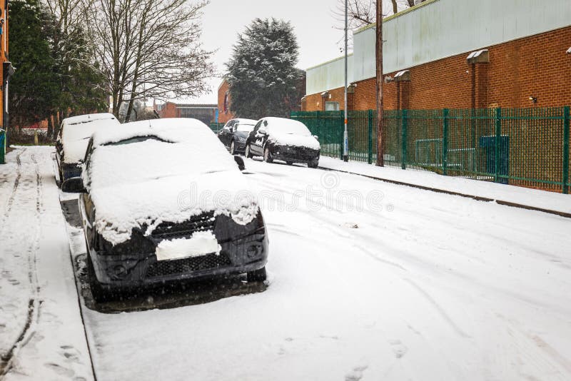 αυτοκίνητο παρκαρισμένο στη βρετανική οδό κάτω από το χειμερινό χιόνι πέφτει στην αγγλία