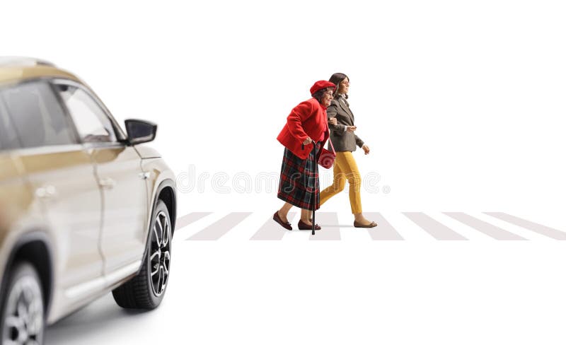 αυτοκίνητο που περιμένει μια νεαρή γυναίκα κρατώντας μια ηλικιωμένη γυναίκα στο χέρι και περπατώντας σε ένα πεζοδρόμιο