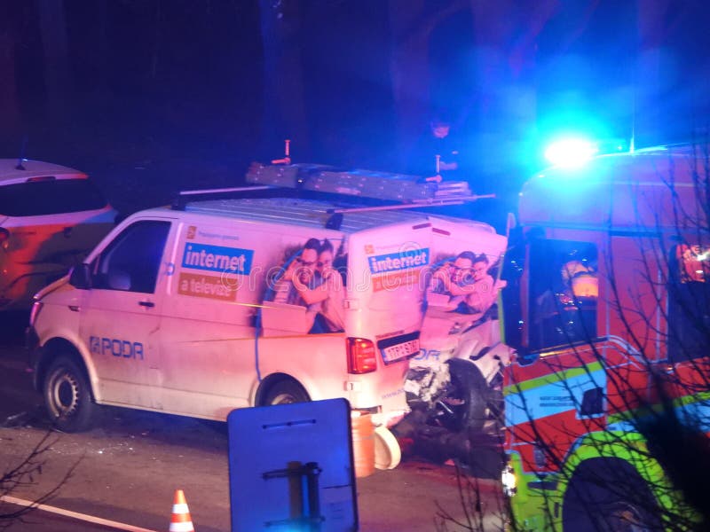 Car accident. The car smashed the door of the van. The components of the integrated rescue system intervene on the spot. Car accident. The car smashed the door of the van. The components of the integrated rescue system intervene on the spot.