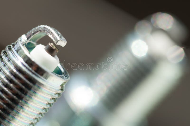 αυτόματο αυτοκίνητο μέσα στη μηχανική εργασία υπηρεσιών Δύο νέα βουλώματα σπινθήρων ως ανταλλακτικό του αυτοκινήτου στοκ φωτογραφία αυτόματο αυτοκίνητο μέσα στη μηχανική εργασία υπηρεσιών Δύο νέα βουλώματα σπινθήρων ως ανταλλακτικό του αυτοκινήτου στοκ φωτογραφία