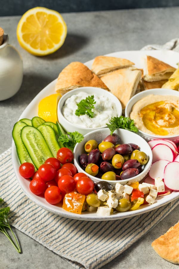 αυτόνομη μεσογειακή πλατφόρμα mezze με ελιές πίτα και χούμους
