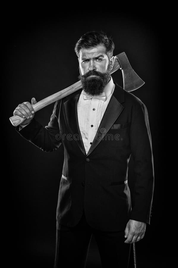αφεντικό στο πάρτι. βάναυσος άντρας με εισπνοή. αξιόπιστη επίσημη στολή επιχειρηματία. σοβαρός αρσενικός κουρέας στοκ εικόνες