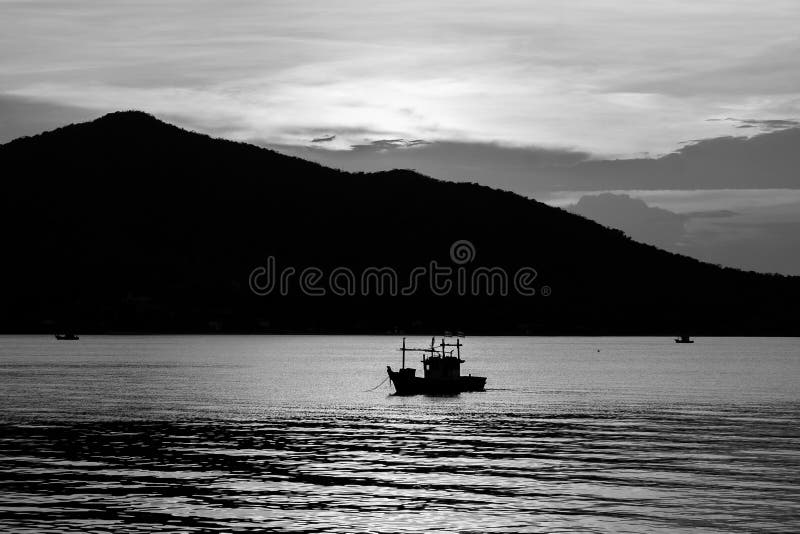Αφηρημένη γραπτή όμορφη seascape εικόνας άποψη του αλιευτικού σκάφους σκιαγραφιών που επιπλέει στη θάλασσα στοκ φωτογραφία