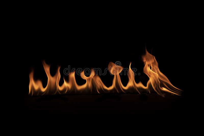 αφηρημένη φλόγα υφή φλόγας για την υφή της φωτιάς με πανό σε μαύρο φόντο. πραγματική πυρκαγιά για στοκ φωτογραφία
