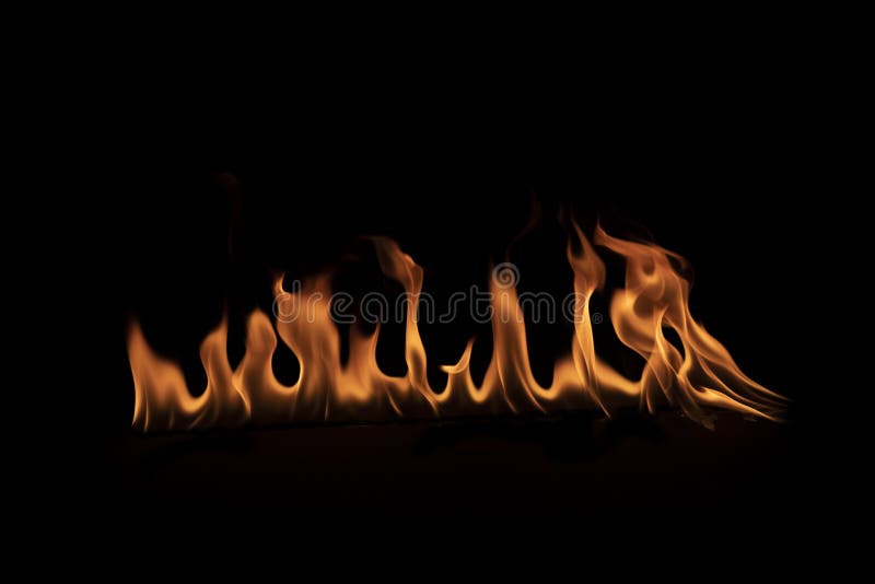 αφηρημένη φλόγα υφή φλόγας για την υφή της φωτιάς με πανό σε μαύρο φόντο. πραγματική πυρκαγιά για στοκ εικόνες