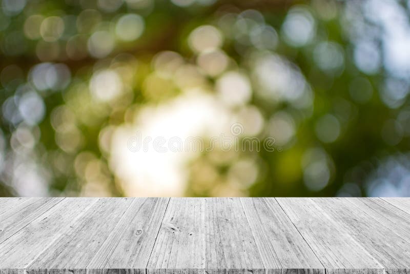 Αφηρημένη φύση bokeh με το ξύλινο πεζούλι στοκ εικόνα με δικαίωμα ελεύθερης χρήσης