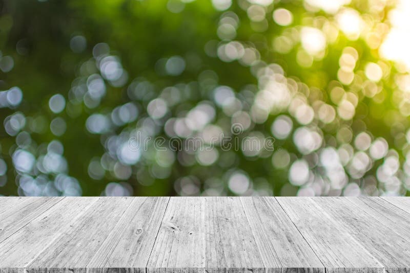Αφηρημένη φύση bokeh με το ξύλινο πεζούλι στοκ εικόνες