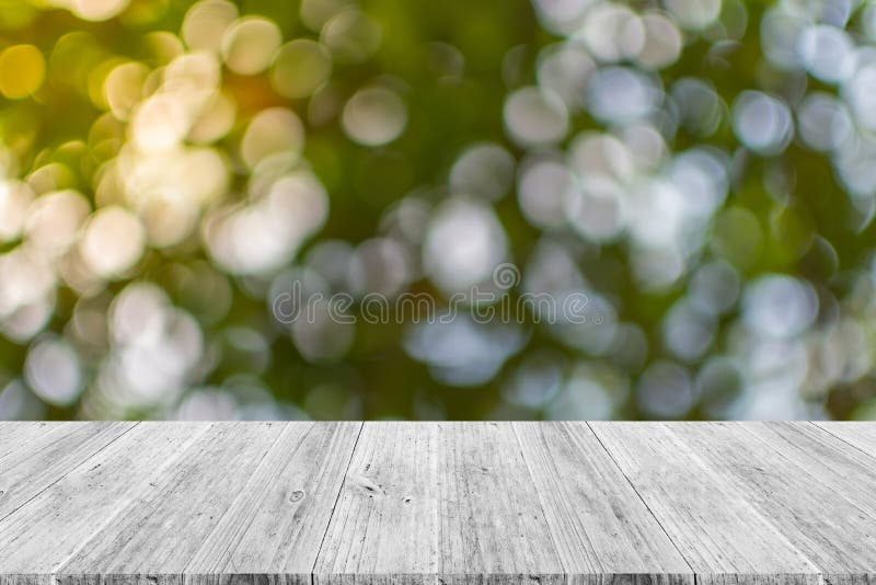 Αφηρημένη φύση bokeh με το ξύλινο πεζούλι στοκ εικόνα