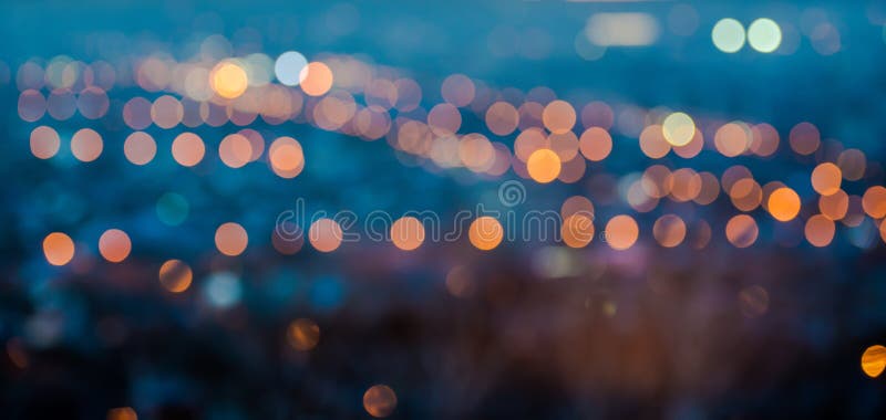 Αφηρημένο κυκλικό bokeh φω'των πόλεων θολώνοντας στο μπλε υπόβαθρο στοκ εικόνα