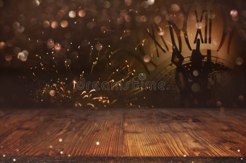 Αφηρημένο υπόβαθρο bokeh και ένα ρολόι μπροστά από έναν ξύλινο πίνακα στοκ εικόνες Αφηρημένο υπόβαθρο bokeh και ένα ρολόι μπροστά από έναν ξύλινο πίνακα στοκ εικόνες