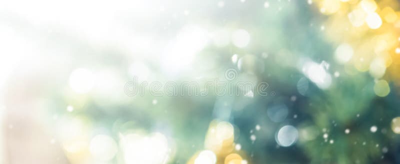 Αφηρημένο υπόβαθρο θαμπάδων bokeh από το διακοσμημένο χριστουγεννιάτικο δέντρο στοκ φωτογραφία με δικαίωμα ελεύθερης χρήσης