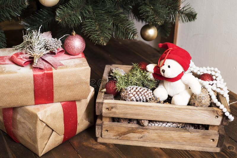 Αφορτε το καπέλο Santa με τα κιβώτια δώρων Χριστουγέννων έναν άσπρο τάπητα τη νύχτα στοκ φωτογραφίες με δικαίωμα ελεύθερης χρήσης