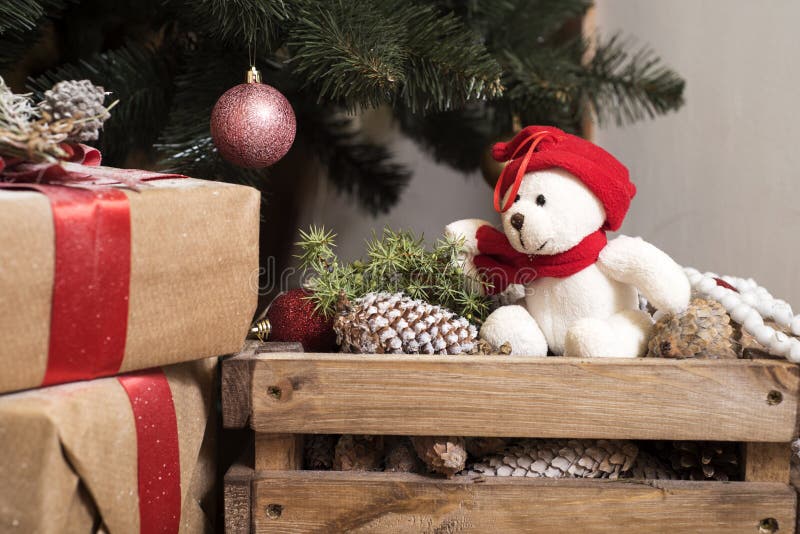 Αφορτε το καπέλο Santa με τα κιβώτια δώρων Χριστουγέννων έναν άσπρο τάπητα τη νύχτα στοκ φωτογραφία