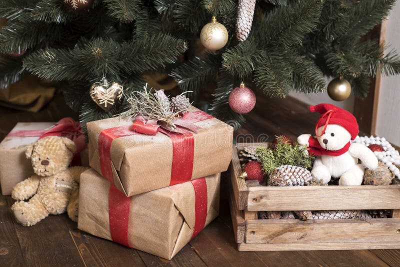 Αφορτε το καπέλο Santa με τα κιβώτια δώρων Χριστουγέννων έναν άσπρο τάπητα τη νύχτα στοκ εικόνες