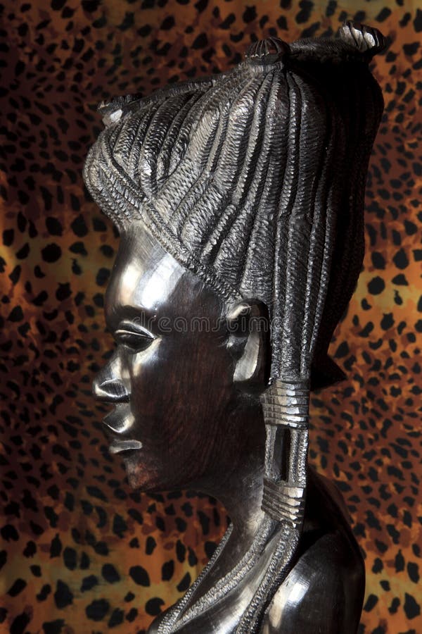 Αφρικανική τέχνη και γλυπτά φιαγμένες από ebony ξύλινη γλυπτική στοκ εικόνες Αφρικανική τέχνη και γλυπτά φιαγμένες από ebony ξύλινη γλυπτική στοκ εικόνες