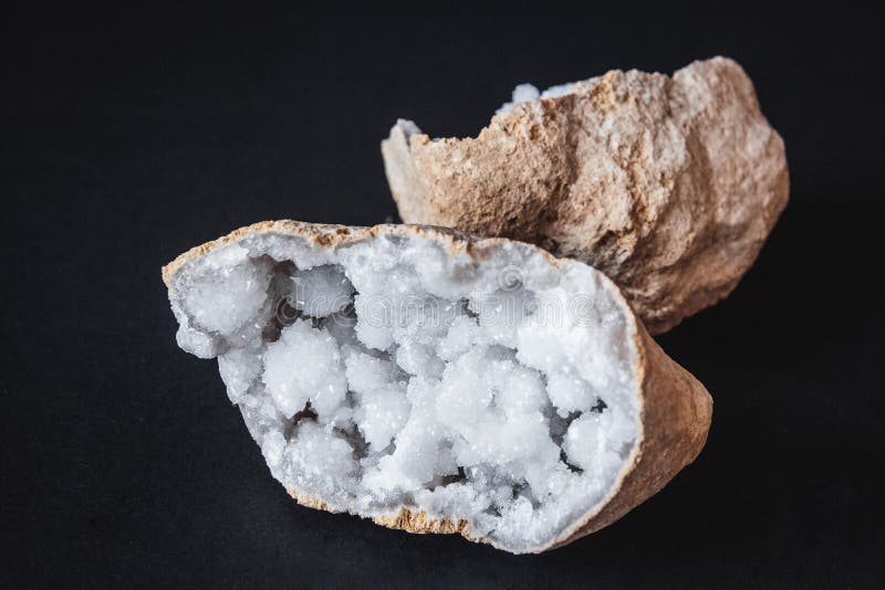 Αχάτης Μια διατομή της πέτρας αχατών με το geode σε ένα μαύρο υπόβαθρο Προέλευση: Μαρόκο, Sidi Rachal στοκ φωτογραφία με δικαίωμα ελεύθερης χρήσης Αχάτης Μια διατομή της πέτρας αχατών με το geode σε ένα μαύρο υπόβαθρο Προέλευση: Μαρόκο, Sidi Rachal στοκ φωτογραφία με δικαίωμα ελεύθερης χρήσης