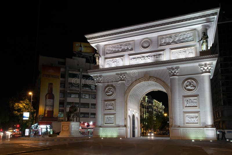 Αψίδα της Μακεδονίας Porta τή νύχτα, Σκόπια, ΠΓΔΜ στοκ εικόνες Αψίδα της Μακεδονίας Porta τή νύχτα, Σκόπια, ΠΓΔΜ στοκ εικόνες