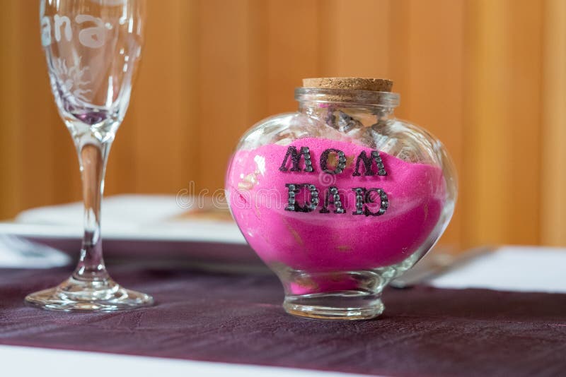 Βάζο τελετής άμμου με Mom και τον μπαμπά στοκ εικόνα με δικαίωμα ελεύθερης χρήσης Βάζο τελετής άμμου με Mom και τον μπαμπά στοκ εικόνα με δικαίωμα ελεύθερης χρήσης