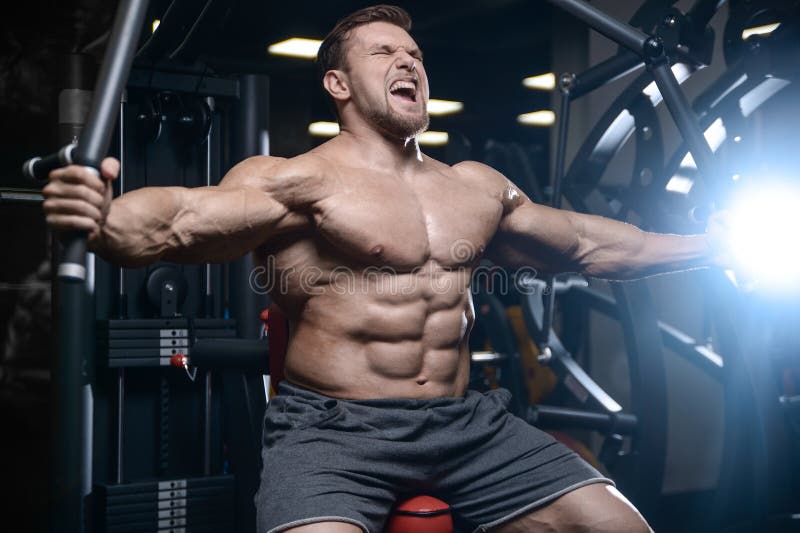 Βάναυσα ισχυρά αθλητικά άτομα bodybuilder που αντλούν επάνω τους μυς με το δ στοκ φωτογραφίες με δικαίωμα ελεύθερης χρήσης Βάναυσα ισχυρά αθλητικά άτομα bodybuilder που αντλούν επάνω τους μυς με το δ στοκ φωτογραφίες με δικαίωμα ελεύθερης χρήσης