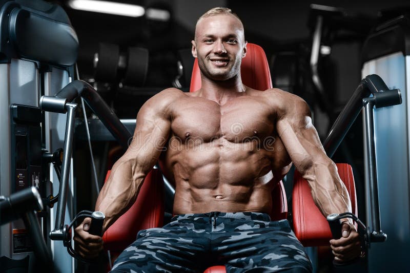 Βάναυσα ισχυρά αθλητικά άτομα bodybuilder που αντλούν επάνω τους μυς με το δ στοκ φωτογραφίες Βάναυσα ισχυρά αθλητικά άτομα bodybuilder που αντλούν επάνω τους μυς με το δ στοκ φωτογραφίες