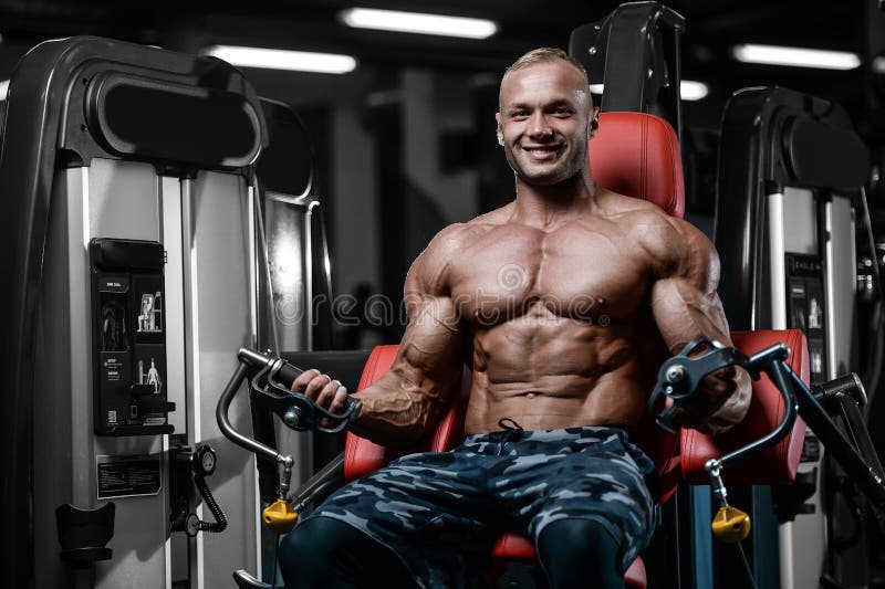 Βάναυσα ισχυρά αθλητικά άτομα bodybuilder που αντλούν επάνω τους μυς με το δ στοκ φωτογραφίες Βάναυσα ισχυρά αθλητικά άτομα bodybuilder που αντλούν επάνω τους μυς με το δ στοκ φωτογραφίες