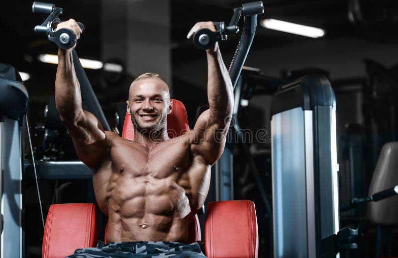Βάναυσα ισχυρά αθλητικά άτομα bodybuilder που αντλούν επάνω τους μυς με το δ στοκ εικόνα με δικαίωμα ελεύθερης χρήσης Βάναυσα ισχυρά αθλητικά άτομα bodybuilder που αντλούν επάνω τους μυς με το δ στοκ εικόνα με δικαίωμα ελεύθερης χρήσης